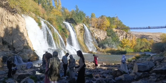 Muradiye Şelalesi: Sonbaharın Altın Işıklarıyla Van’da Büyüleyen Bir Doğa Cenneti
