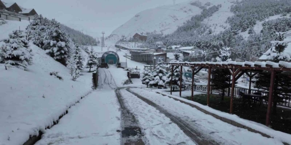 Palandöken Kayak Merkezi Hasırlar Altında: Yağış ve Düşen Sıcaklıkla Kış Büyülü Bir Görünüme Kavuştu