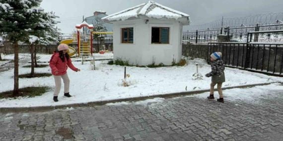 Sarıkamış’ta İlk Kar Baharı: Çam Ormanları Beyaza Büründü ve Kayak Merkezi Hazır