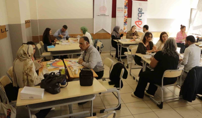 siddetsiz-iletisim-yoluyla-yolda-sanat-diyarbakirda-ogretmenler-icin-uygulamali-egitimler-devam-ediyor-P4fVgBfF.jpg