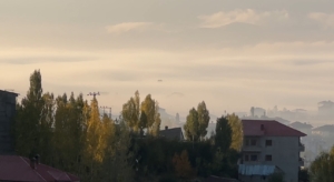 sisli-havanin-icinde-gorus-mesafesi-duserken-yuksekova-yollarinda-dikkatli-suruculer-sart-rd5huecq.jpg