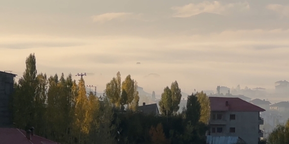 sisli-havanin-icinde-gorus-mesafesi-duserken-yuksekova-yollarinda-dikkatli-suruculer-sart-rd5huecq.jpg