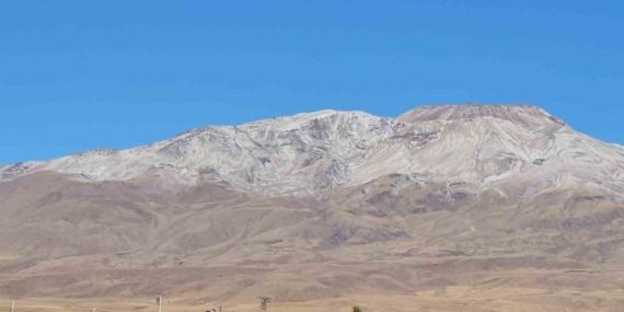 Süphan Dağı’nda Yükselen Kar Manzarası: Beyaza Bürünmüş Zirve ve Bölge Halkının Yaşamı