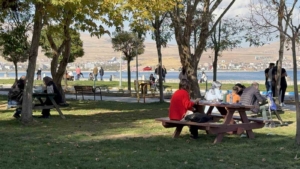 tatvanda-ekim-gunesi-sahil-ve-parklarda-sonbaharin-yaz-havasi-q1PRp7TN.jpg