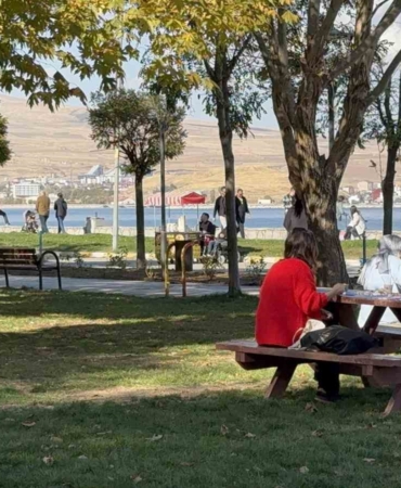 tatvanda-ekim-gunesi-sahil-ve-parklarda-sonbaharin-yaz-havasi-q1PRp7TN.jpg