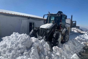 varkavik-tepe-us-bolgesi-yolunda-kar-engeli-kaldirildi-ulasim-yeniden-saglandi-FuQHrIIp.jpg