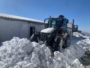 varkavik-tepe-us-bolgesi-yolunda-kar-engeli-kaldirildi-ulasim-yeniden-saglandi-FuQHrIIp.jpg
