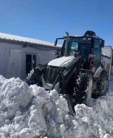 varkavik-tepe-us-bolgesi-yolunda-kar-engeli-kaldirildi-ulasim-yeniden-saglandi-FuQHrIIp.jpg