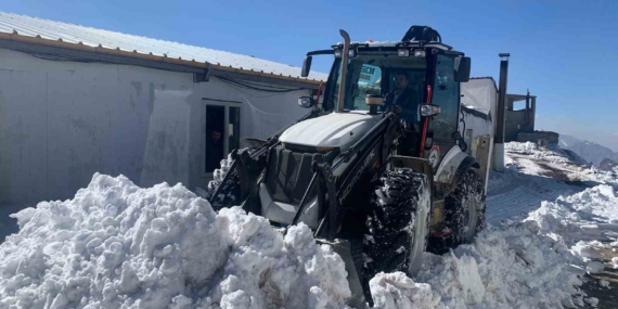 Varkavik Tepe Üs Bölgesi Yolunda Kar Engeli Kaldırıldı: Ulaşım Yeniden Sağlandı