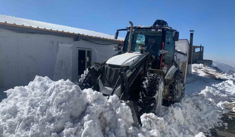 varkavik-tepe-us-bolgesi-yolunda-kar-engeli-kaldirildi-ulasim-yeniden-saglandi-FuQHrIIp.jpg