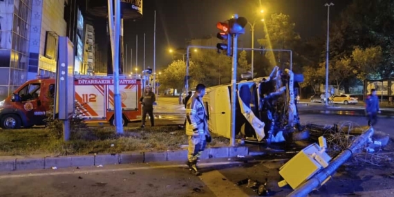 Bağlar’da Minibüs Kazası: 4 Yaralı, Olayın Ardından İnceleme Başladı