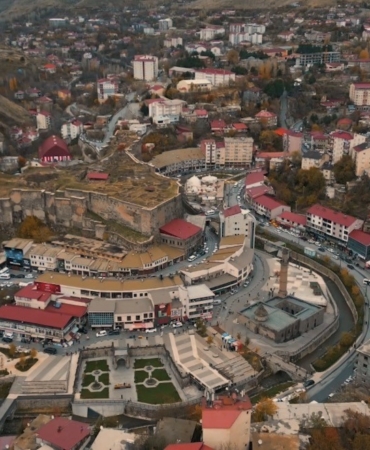 bitlisin-sonbahar-manzaralari-tarihi-carsi-ve-kaleyle-buyuleyen-dron-goruntuleri-RZVA5c3V.jpg