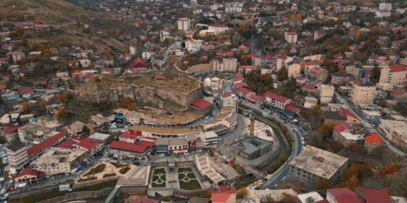 Bitlis’in Sonbahar Manzaraları: Tarihi Çarşı ve Kaleyle Büyüleyen Dron Görüntüleri