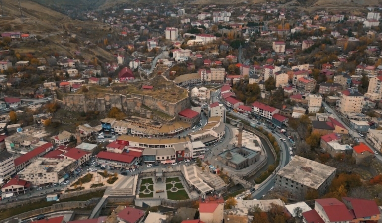 bitlisin-sonbahar-manzaralari-tarihi-carsi-ve-kaleyle-buyuleyen-dron-goruntuleri-RZVA5c3V.jpg