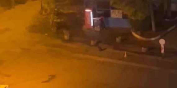 Büfe Camlarını Kıran Şahsın Olay Anı Kameralarda: Diyarbakır’daki Huzursuzluk