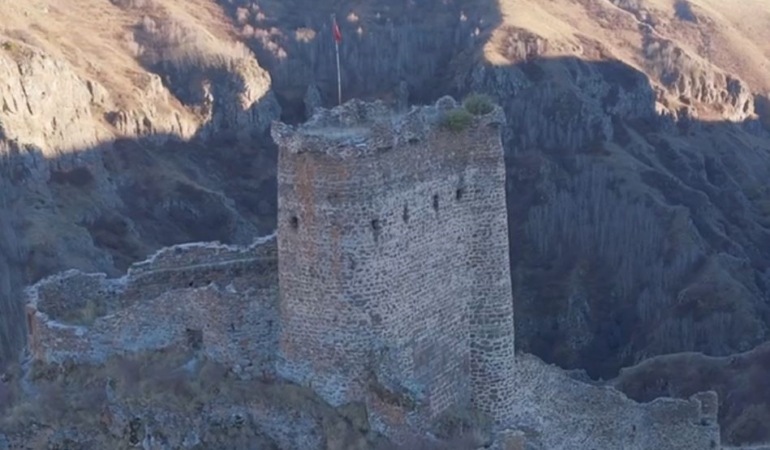 cildir-seytan-kalesi-karacay-kanyonunun-zirvesinde-tarihin-golgeleri-favwnwhL.jpg