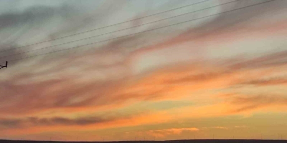 Damal’da Gün Doumu: Gökyüzünü Kızıllara Bürüyen Sabah Manzarası