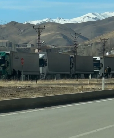 esendere-sinir-kapisinda-tir-kuyruklari-suruyor-iran-kaynakli-aksakliklar-devam-ediyor-KPdsuXtp.jpg