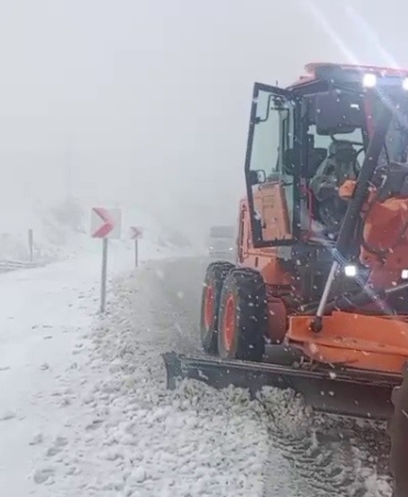 kopru-gecidi-ve-kar-yagisi-kop-gecidinde-uzun-sureli-calisma-ve-yol-guvenligi-6cre2nUz.jpg