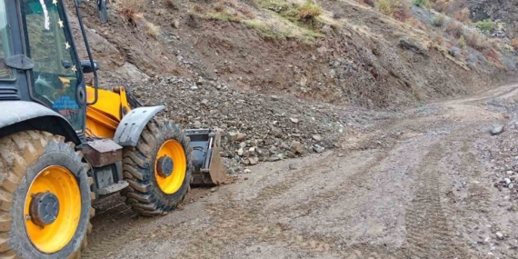 Pervari Keskin Yolunda Yağış Sonrası Heyelan Gecici Engeli Kaldırıldı