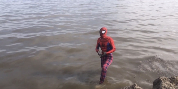 Tatvan’da Göle Dalış: Ünlü Oyuncunun Çevre İçin Duyarlı Farkındalık Girişimi