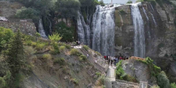 Tortum Şelalesi’nde Sonbahar Manzarası ve Ziyaretçi Akını