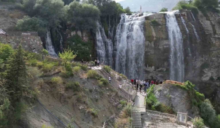 tortum-selalesinde-sonbahar-manzarasi-ve-ziyaretci-akini-2uMtteM2.jpg