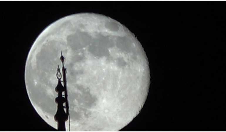 van-gece-gokyuzunde-siskin-ay-isikla-aydinlanan-kenti-seffaf-bir-solen-38lkgRDP.jpg