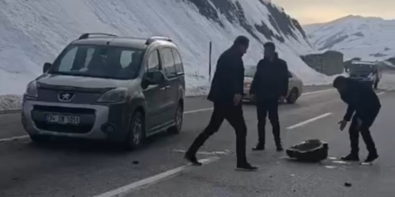 Yüksekova Esendere Yolunda Kopan Kayalıklar Trafiği Durdurdu ve Sürücüleri Kahramanca Müdahale Ettirdi
