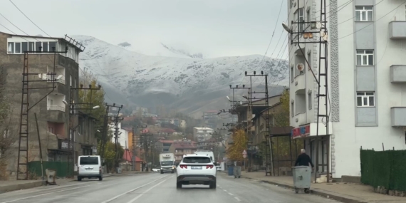 Yüksekova’da Gece Yağan Kar Şehri Buzla Kapladı: Dağlar Beyaza Büründü