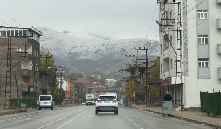 yuksekovada-gece-yagan-kar-sehri-buzla-kapladi-daglar-beyaza-burundu-qCCueTzu.jpg