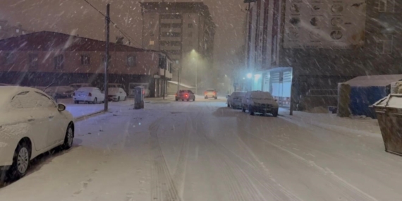 Ağrı Patnos’ta Kar Yağışı Ulaştırmayı Olumsuz Etkiledi: Tırlar Kısa Süreli Parsellere Kaldı