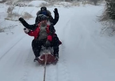 Akçadağ’da Karda Sörf: Traktör Arkasındaki Kütükle Heyecan Dolu Anlar