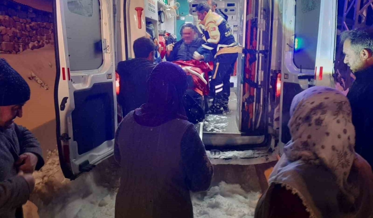 akyumak-koyunde-kar-engeli-hastayi-hizla-yonlendirdi-71-yasindaki-hastaya-acil-mudahale-X2Uc44Gc.jpg