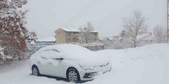 Başkale’de Yoğun Kar Yağışı: Yollar Kapandı, 11 Kırsal Yol Ulaşıma Kapalı