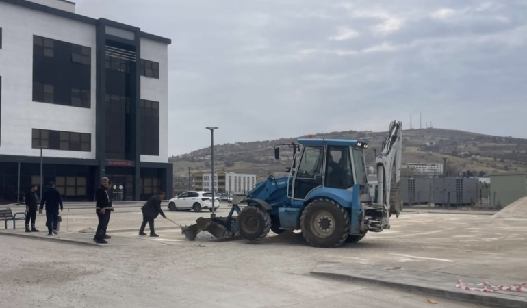 cermik-devlet-hastanesi-otoparkinda-genisletme-ve-modernizasyon-basladi-9QNQk5Yq.jpg