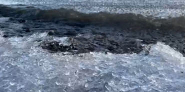 cildir-golunde-eriyen-yuzey-ruzg-rin-siddetiyle-kiyiya-vuran-buzlar-YqMhBKUS.jpg