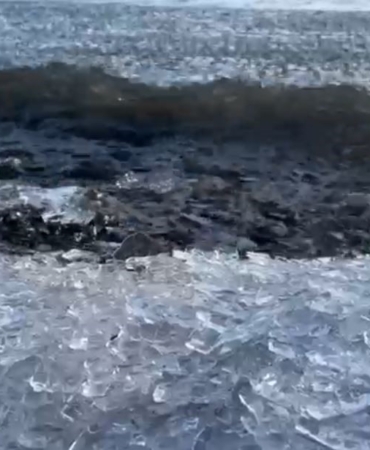cildir-golunde-eriyen-yuzey-ruzg-rin-siddetiyle-kiyiya-vuran-buzlar-YqMhBKUS.jpg