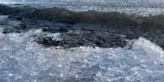Çıldır Gölü’nde Eriyen Yüzey: Rüzgârın Şiddetiyle Kıyıya Vuran Buzlar