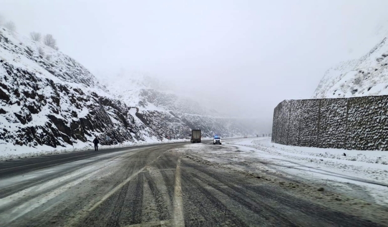 diyarbakir-bingol-yolunda-kar-yagisi-ve-yol-guvenligi-ekipler-harekete-gecti-nrTArxWQ.jpg