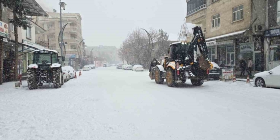 Diyarbakır Çermik’te Şiddetli Kar Yağışı: Ulaşım Zorlukları ve Yaşamı Olumsuz Etkileyen Kış Koşulları