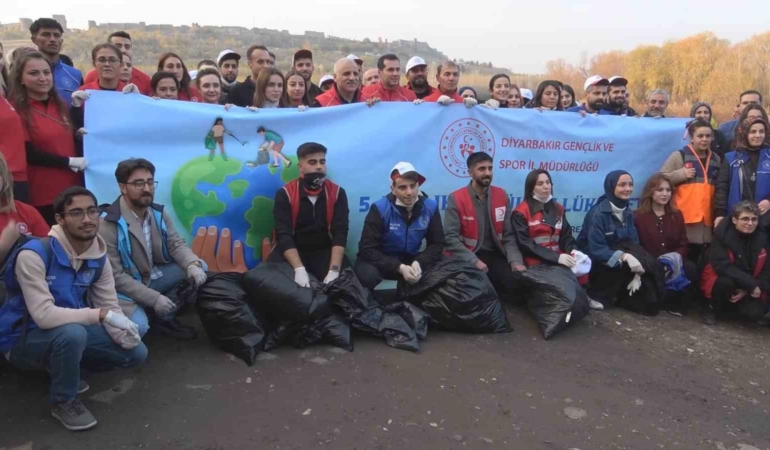 diyarbakir-hevsel-bahcelerinde-gonulluluk-temizligi-ve-dicle-nehri-cevresi-icraatlari-ygnBfwkL.jpg