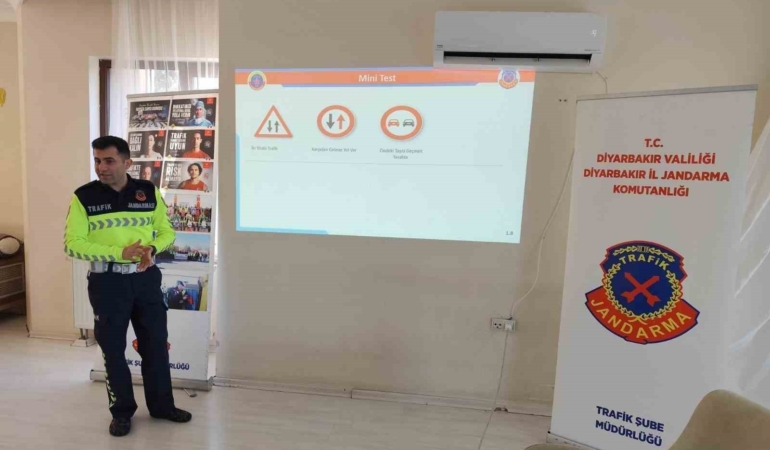 diyarbakir-jandarma-trafik-subesi-genclere-ve-suruculere-emniyet-kemerinin-hayati-onemi-hakkinda-seminer-CPjkQJEw.jpg