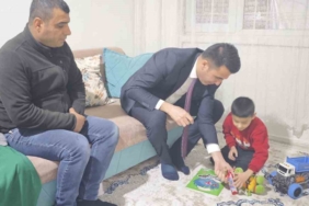 diyarbakirda-engelli-ailelere-destek-seferi-kaymakam-ozdemirden-nakam-yardim-ve-oyuncak-dagitimi-4tEz5IBI.jpg