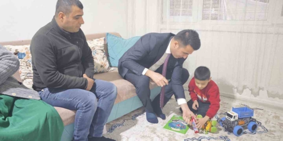 Diyarbakır’da Engelli Ailelere Destek Seferi: Kaymakam Özdemir’den Nakam Yardım ve Oyuncak Dağıtımı