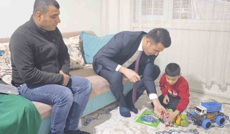 diyarbakirda-engelli-ailelere-destek-seferi-kaymakam-ozdemirden-nakam-yardim-ve-oyuncak-dagitimi-4tEz5IBI.jpg