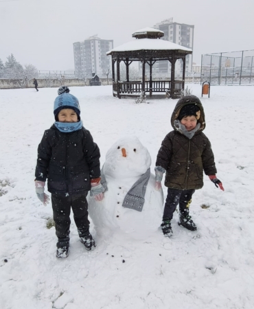 diyarbakirda-kar-sevincini-yasatan-soguk-gunler-cocuklar-ve-aileler-sokaga-doktu-tVIuX5qf.jpg