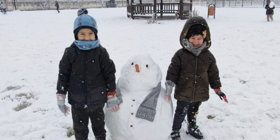 Diyarbakır’da Kar Sevincini Yaşatan Soğuk Günler: Çocuklar ve Aileler Sokağa Döktü