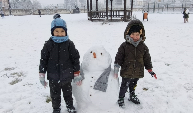 diyarbakirda-kar-sevincini-yasatan-soguk-gunler-cocuklar-ve-aileler-sokaga-doktu-tVIuX5qf.jpg