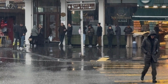 Diyarbakır’da Öğle Sağanak ve Sokaklarda Birikintiler: Yetkililerin Uyarıları Sürüyor